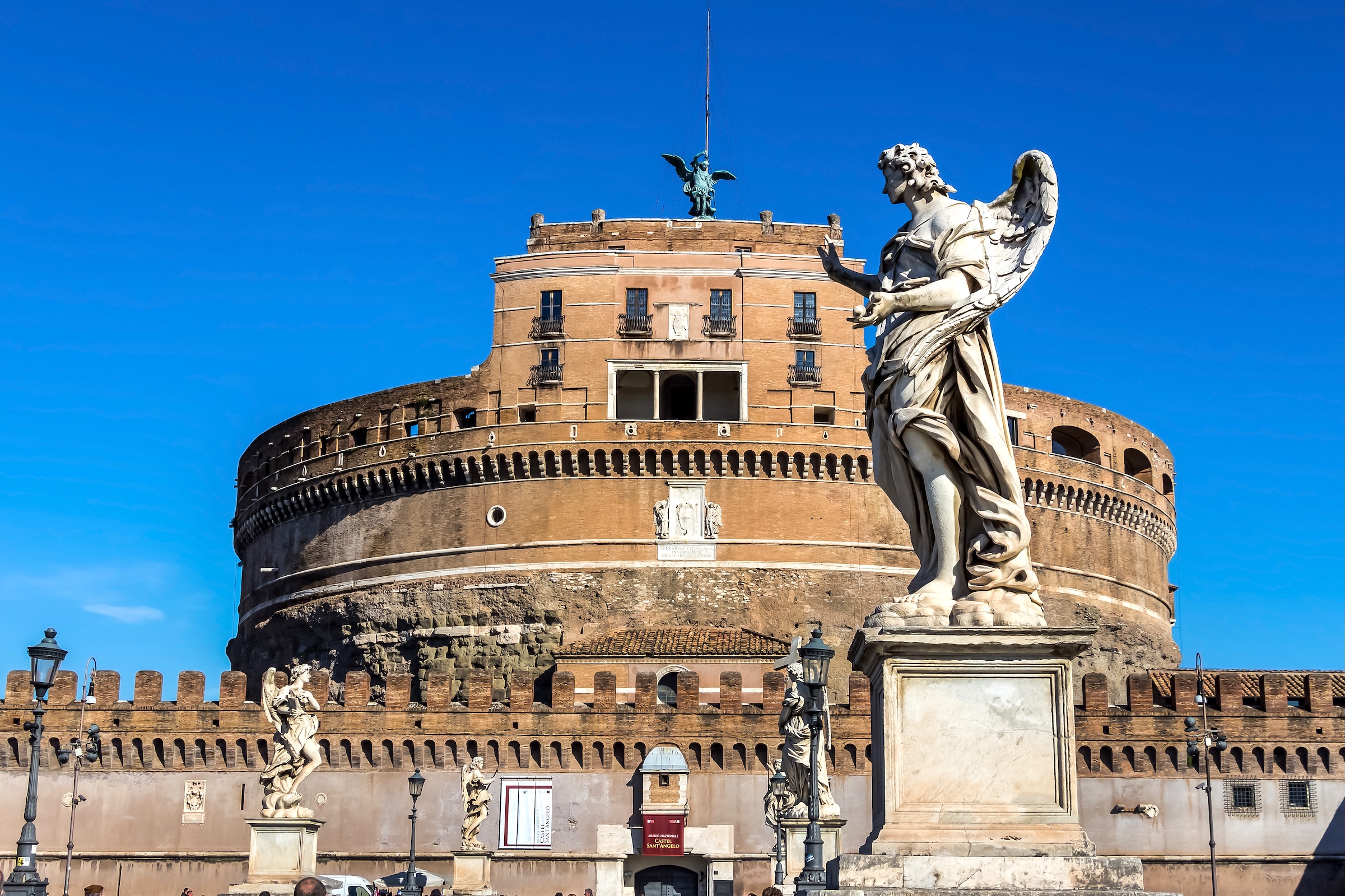 Château Saint-Ange (Castel Sant'Angelo) au bord du Tibre