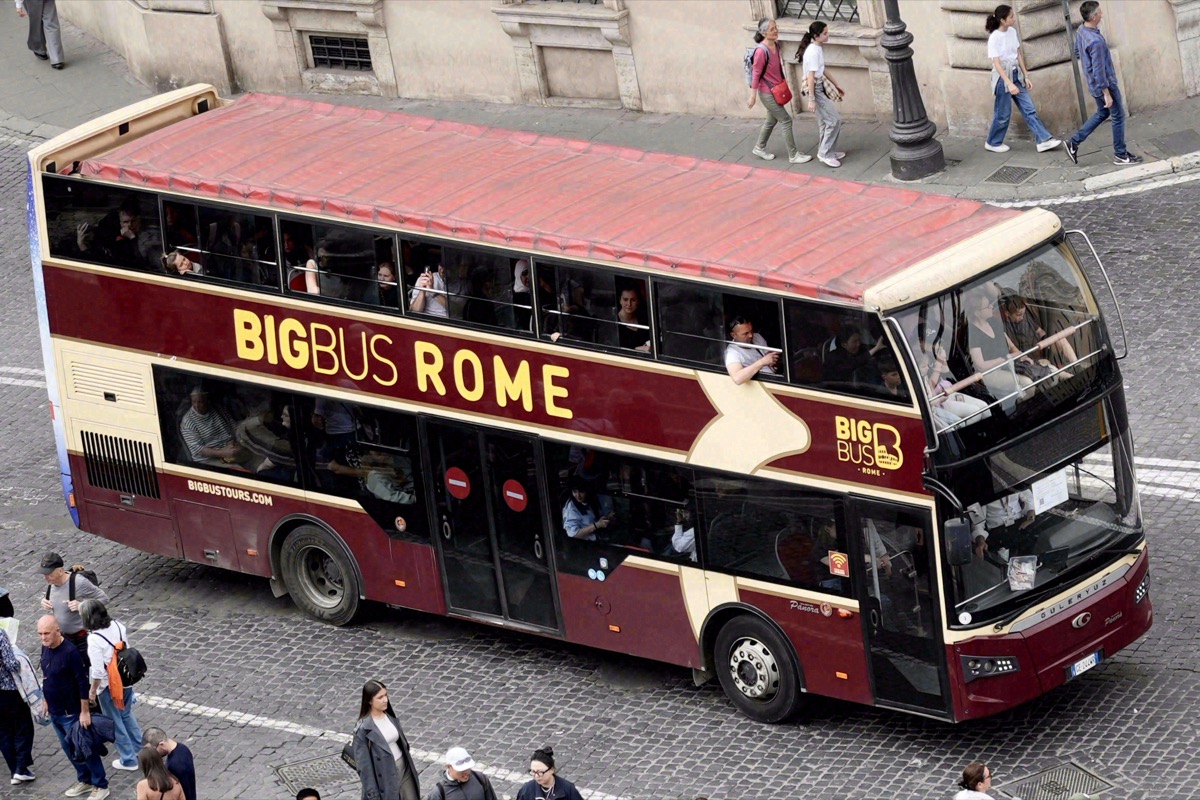 Bus à impériale avec des touristes sur le pont supérieur ouvert, à Rome