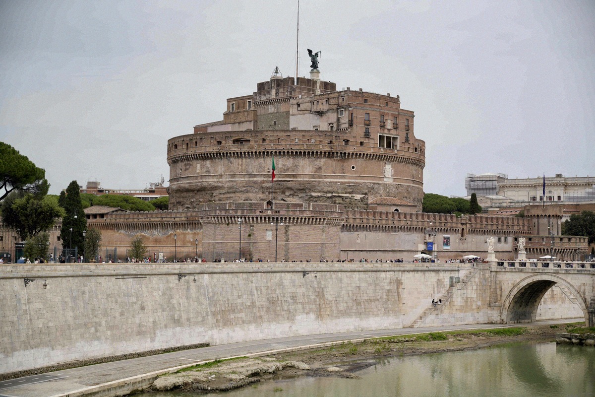 Château Saint-Ange (Castel Sant'Angelo) au bord du Tibre