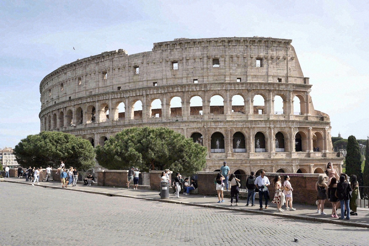 Le Colisée au lever du soleil, symbole de la Rome antique